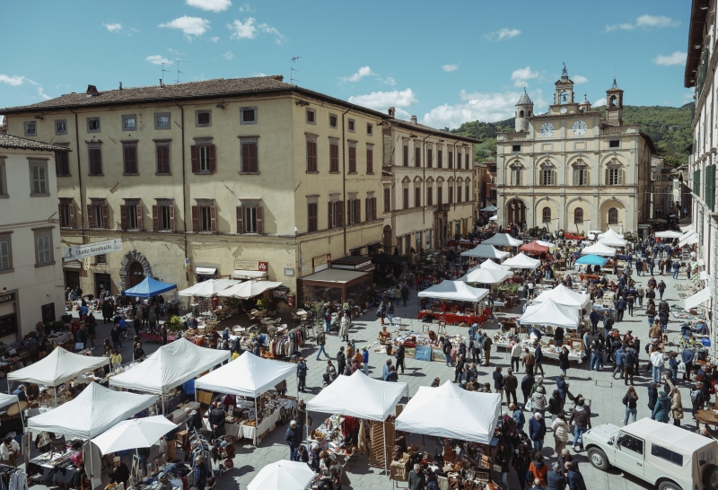 Domenica 16 agosto Retr� aspetta nel centro storico di Citt� di Castello tutti gli appassionati collezionismo, filatelia, numismatica, artigianato, antiquariato, arredo e oggettistica vintage