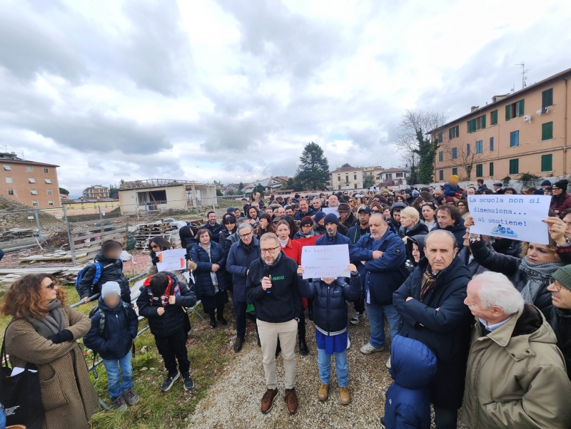 Dimensionamento scolastico: in tanti questa mattina davanti al cantiere della scuola Dante Alighieri per manifestare contro la decisione di accorpare la \