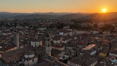 A Citt� di Castello il sole sorge due volte. Oggi le due �albe� sono state certificate: alle ore 5,39 a Monte Ruperto e alle ore 5,51 i primi raggi del sole nel centro storico