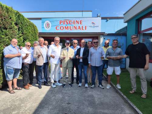 Si torna a nuotare alla piscina comunale: presentata nel pomeriggio la stagione estiva che partir� sabato 27 giugno. Secondi: \