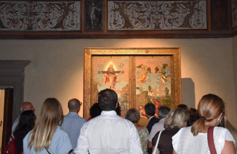 Oltre 200 tifernati e turisti per il ritorno dello Stendardo di Raffaello nella Pinacoteca Comunale dopo il restauro e la mostra al MET di New York