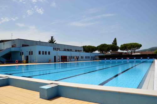 �Attorno alla met� di giugno saremo in grado di aprire al pubblico la vasca esterna della piscina comunale per l�avvio della stagione estiva. A fine estate saranno completati i lavori anche della parte interna, in modo da poter programmare i corsi di nuoto autunnali e invernali�. L�amministrazione comunale fa il punto sui lavori di riqualificazione dell�impianto